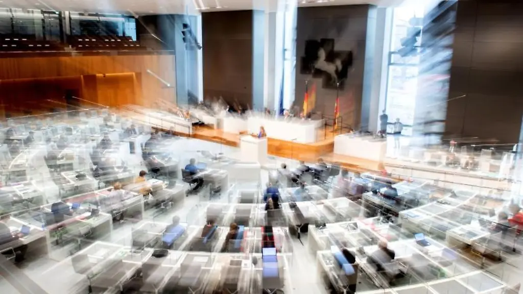 Abgeordnete-sitzen-im-Plenarsaal-des-niedersaechsischen-Landtags