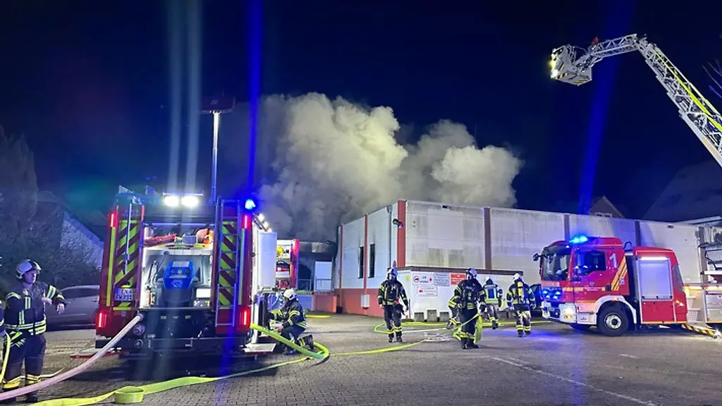 Wegen-der-Rauchentwicklung-wurde-eine-Warnung-herausgegeben-da-gesundheitliche-Beeintraechtigungen-nicht-auszuschliessen-seien