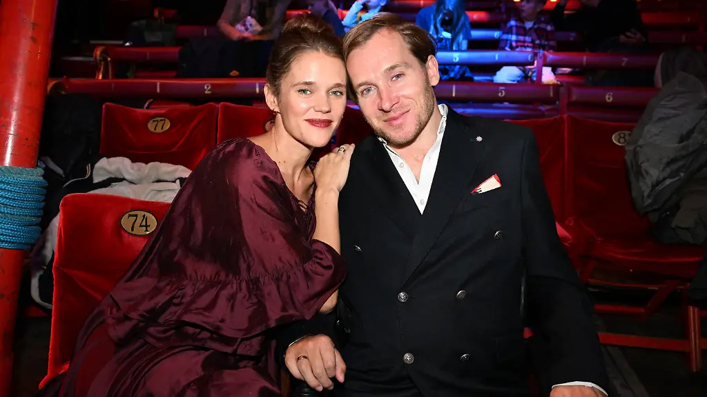 Samuel-Koch-mit-Frau-Sarah-Elena-Timpe-Premiere-Circus-Theater-Roncalli-ARTistART-Circus-Roncalli-Gastspiel-in-Muenchen-Werksviertel-Muenchen-24