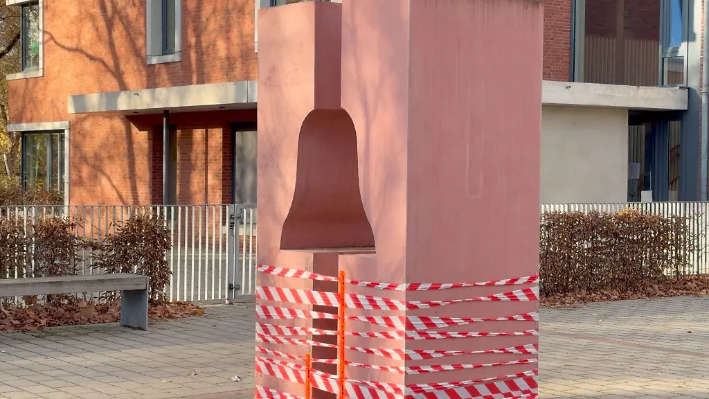 Die-Polizei-stellte-die-gestohlene-Glocke-sicher