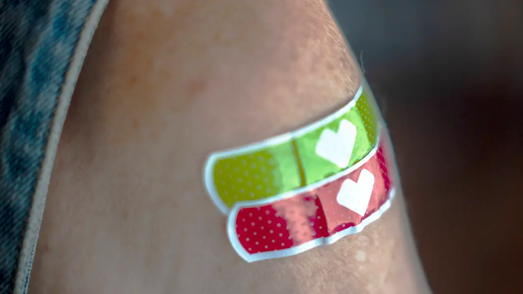 Autumn-vaccination-protocols-A-woman-displays-elastic-bandages-on-her-arm-after-receiving-both-her-Covid-19-and-flu-vaccines-from-a-CVS-drugstore-seen-on-Monday-October-6-2025-PUBLICATIONxNOTxINxUSAxUK-RichardxB