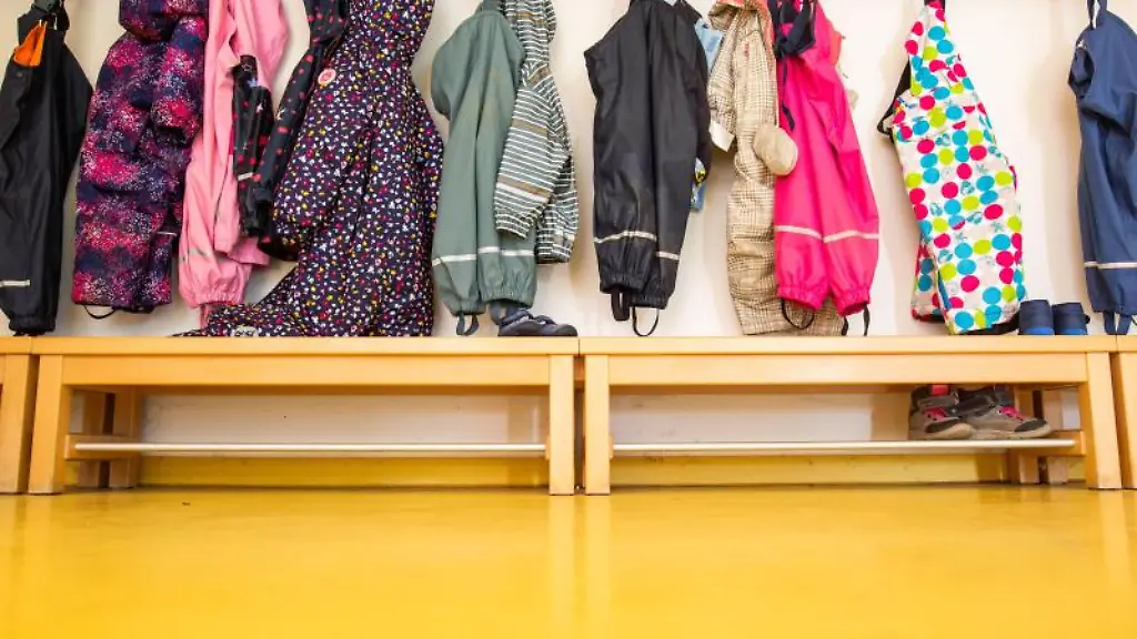 Jacken-von-Kindern-haengen-in-einer-Kindertagesstaette