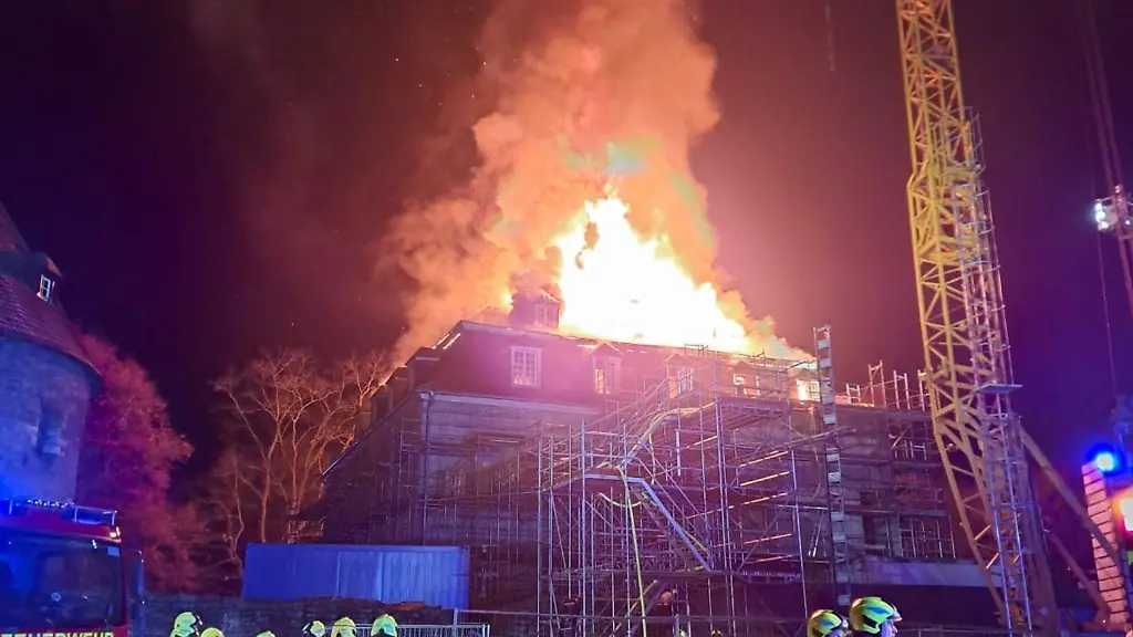 Ein-Feuer-hat-das-historische-Schloss-in-Velbert-stark-geschaedigt