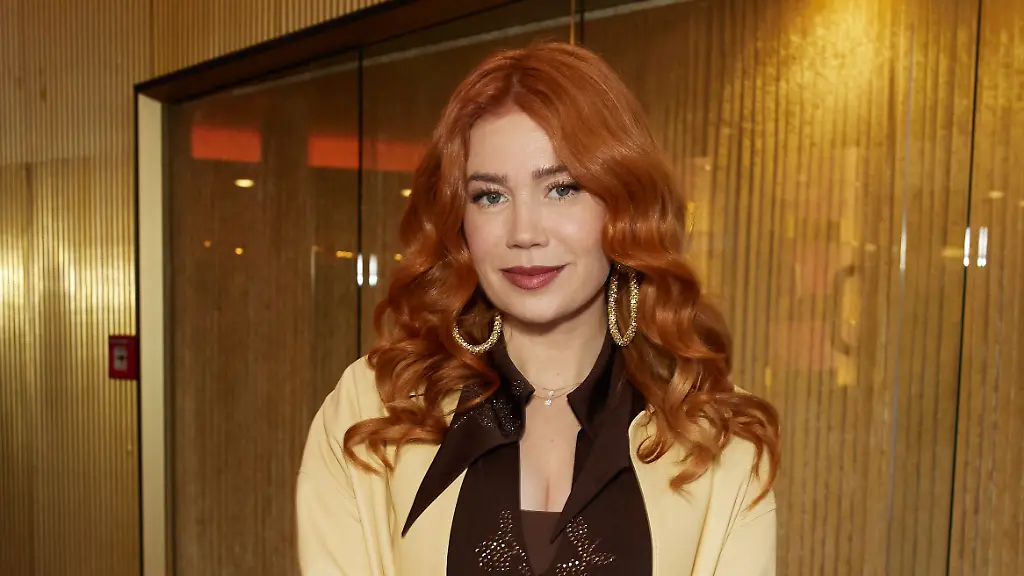 Palina-Rojinski-Fernsehmoderatorin-und-Schauspielerin-steht-waehrend-eines-Photocalls-zur-Premiere-der-zweiten-Staffel-INTIMATE-im-Kino-Zoo-Palast-auf-dem-Roten-Teppich