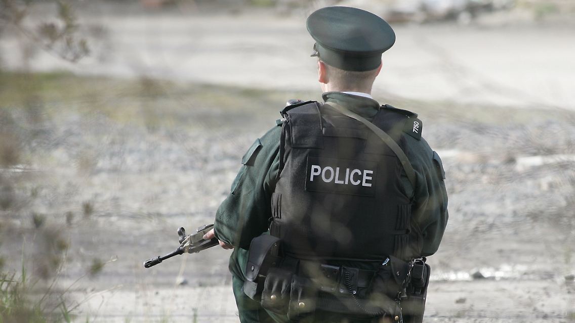 Ein nordirischer Polizist sichert den Tatort in Omagh.