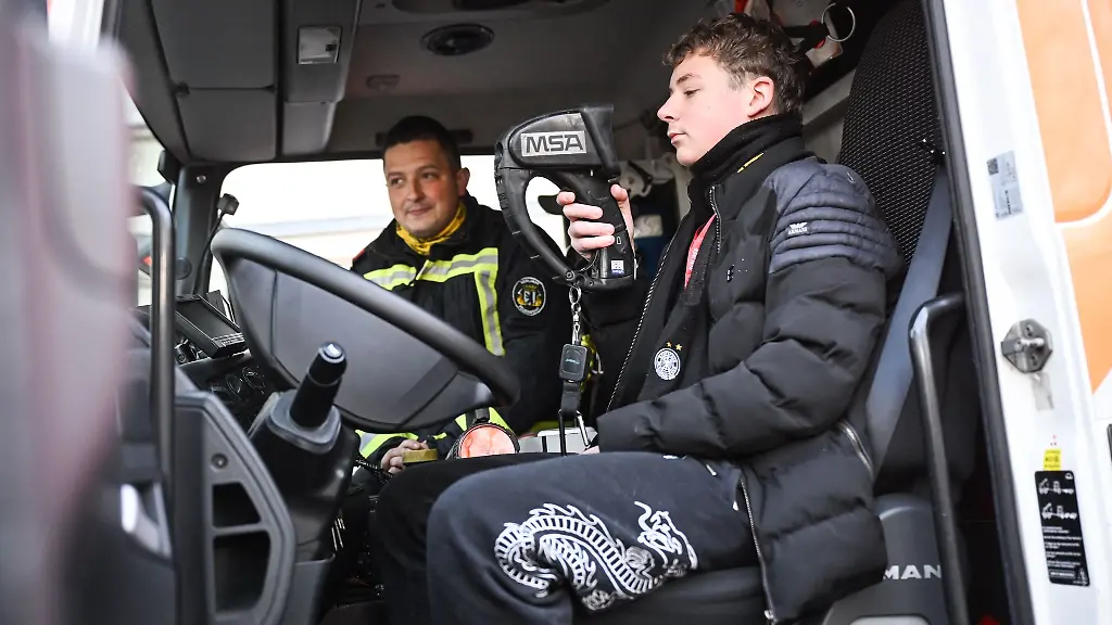 Eine-Berliner-Schule-arbeitet-mit-der-Feuerwehr-fuer-ein-regulaeres-Unterrichtsfach-Retten-und-Schuetzen-zusammen