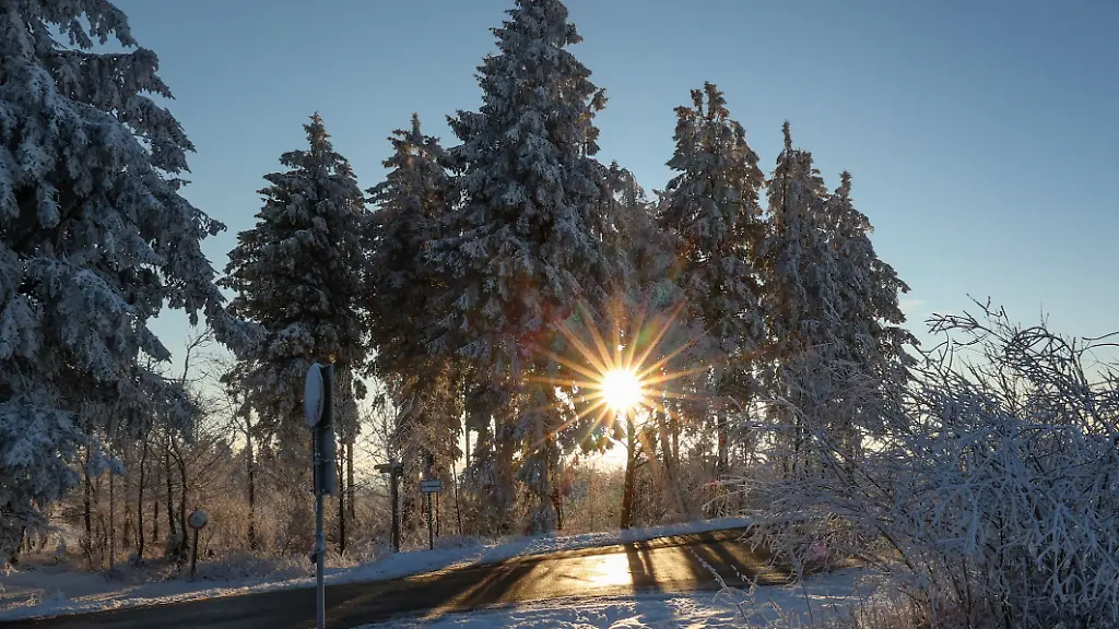 Traumhaftes-Winterliches-Wetter-Kahler-Asten-die-Temperaturen-liegen-am-Morgen-im-Minusbereich-Eiszeit-Frostige-Temperaturen-im-Sauerland-Hochsauerland-Die-Landschaft-ist-zu-Eis-erstarrt-Winter-im-Sauerland-Hochsauerland-am-21-11-2025-in-Winterberg-Deutschland
