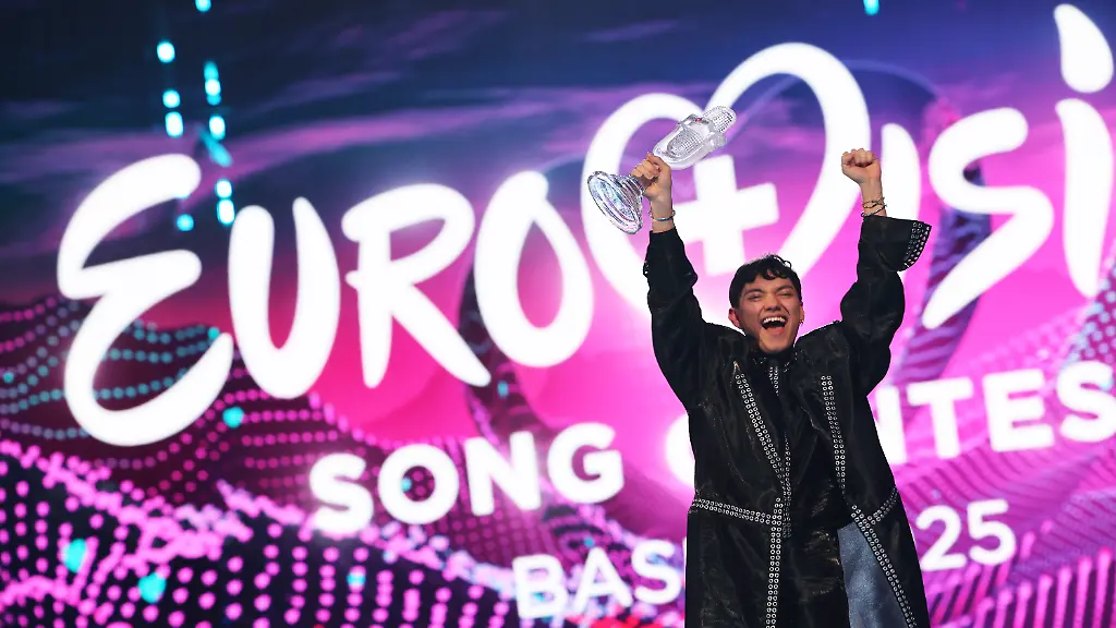 JJ-aus-Oesterreich-Gewinner-des-Eurovision-Song-Contest-haelt-waehrend-des-grossen-Finales-des-69-Eurovision-Song-Contest-ESC-2025-in-der-St-Jakobshalle-auf-der-Buehne-die-Trophaee-in-der-Hand-und-jubelt