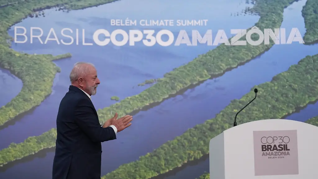 Der-brasilianische-Praesident-Luiz-Inacio-Lula-da-Silva-kommt-zu-einer-Pressekonferenz-waehrend-des-UN-Klimagipfels-COP30