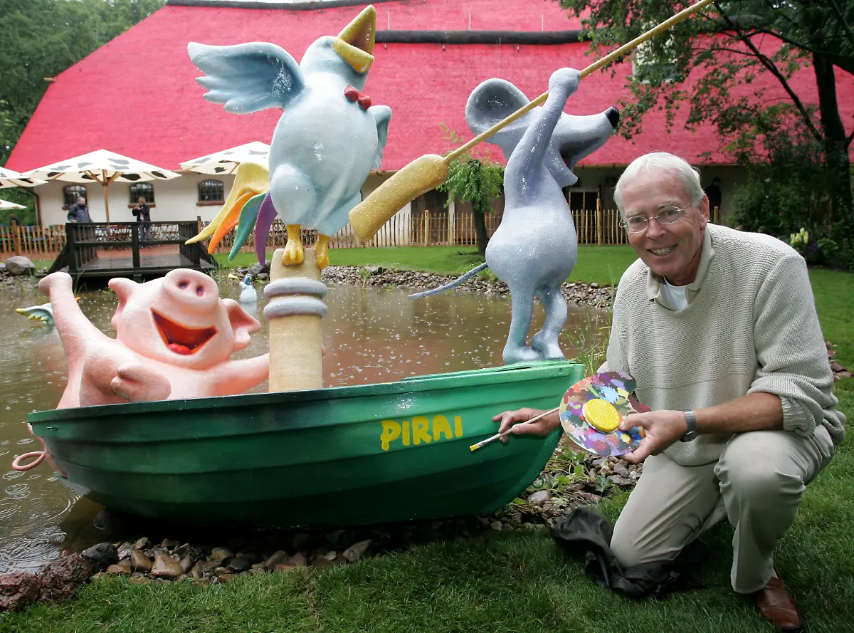 Der-Kinderbuch-Autor-Helme-Heine-signiert-am-21-06-2007-zur-Eroeffnung-der-Themenwelt-Mullewapp-im-Zoo-Hannover-ein-Boot-mit-den-Drei-Freunden-der-dicke-Waldemar-Franz-von-Hahn-und-Johnny-Mauser