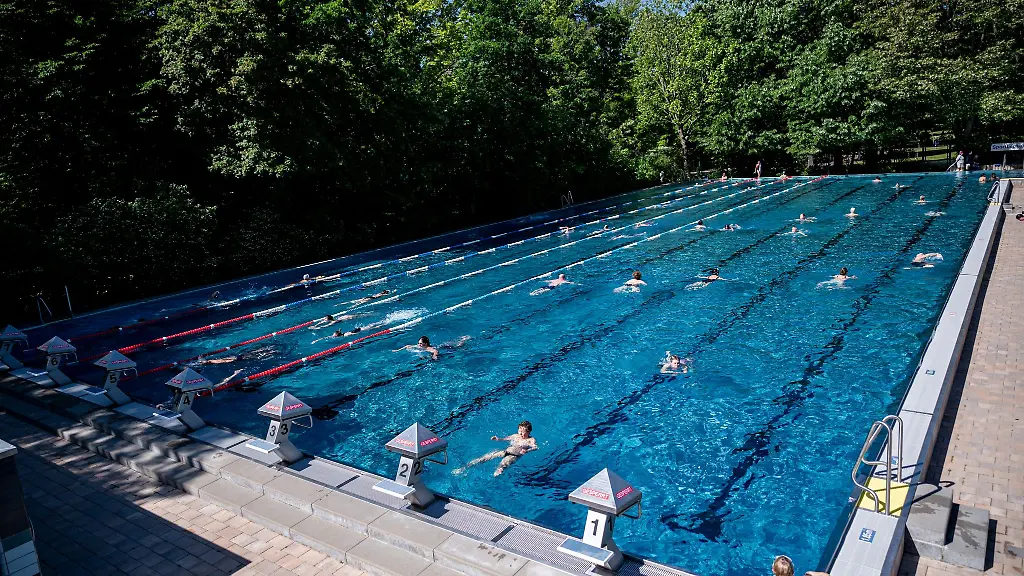 Alle-Berliner-Freibaeder-sollen-im-naechsten-Sommer-wieder-auf-mindestens-22-Grad-geheizt-werden