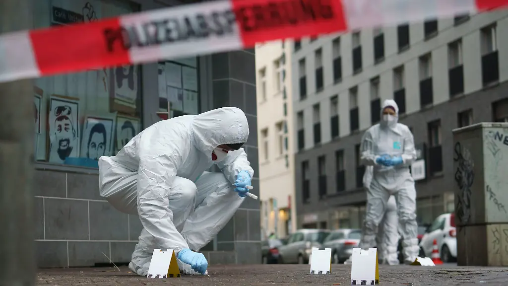 Beamte-der-Spurensicherung-sichern-Blutspuren-auf-dem-Gehweg-in-der-Frankfurter-Niddastrasse