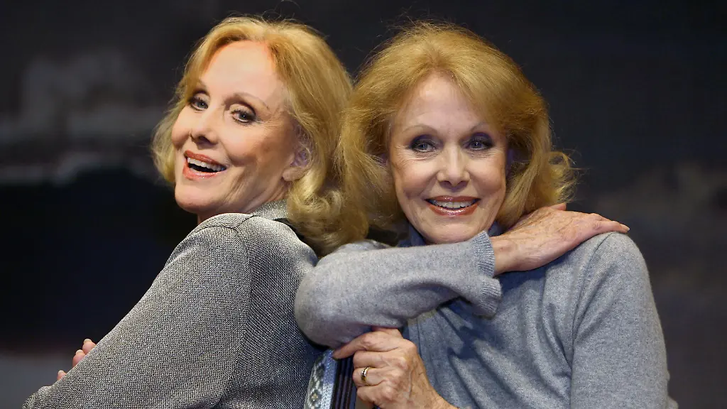 Die-Zwillinge-Alice-l-und-Ellen-Kessler-lassen-sich-am-Dienstag-21-11-2006-gemeinsam-auf-der-Buehne-des-Theaters-Komoedie-im-Marquart-in-Stuttgart-fotografieren-Sie-spielen-ab-Freitag-24-11-2006-alternierend-die-weibliche-Hauptrolle-in-dem-Theaterstueck-Sechs-Tanzstunden-in-sechs-Wochen