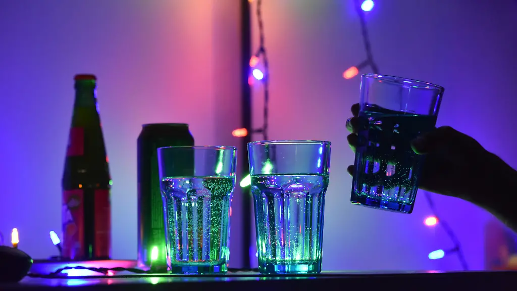 Ausgelassen-feiern-und-dann-das-nach-einem-Schluck-aus-dem-Glas-ploetzliche-Bewusstlosigkeit-Dann-koennen-K-o-Tropfen-im-Spiel-sein-zu-dpa-Was-bringt-das-Verbot-fuer-Lachgas-und-K