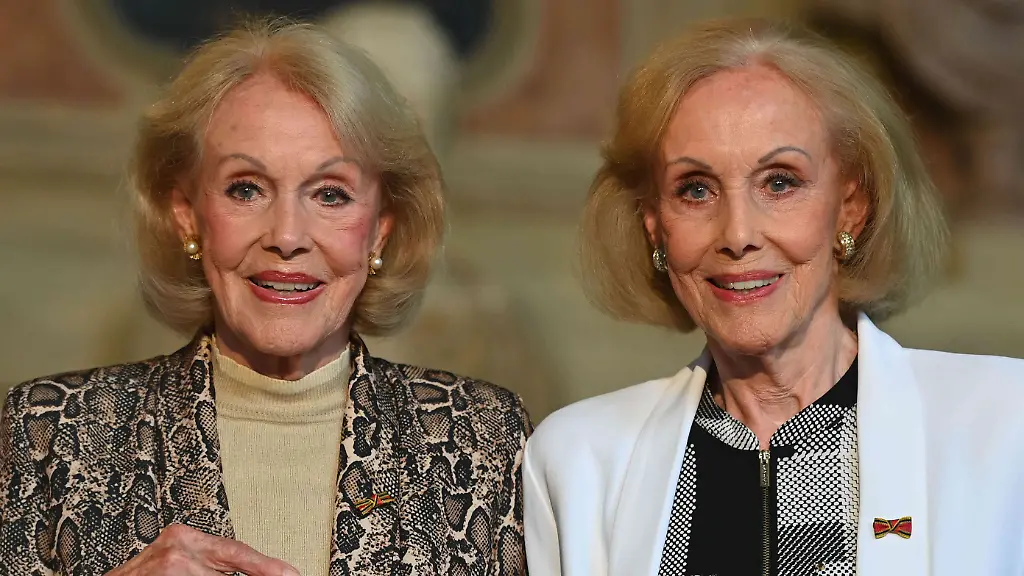 Archivfoto-Die-KESSLER-ZWILLINGE-Alice-und-Ellen-KESSLER-sind-tot-Sie-starben-im-Alter-von-89-Jahren-Alice-und-Ellen-KESSLER-Diie-Kessler-Zwillinge-Verleihung-Bayerischer-Verdienstorden-im-Antiquariat-der-Residenz-in-Muenchen-am-09-07