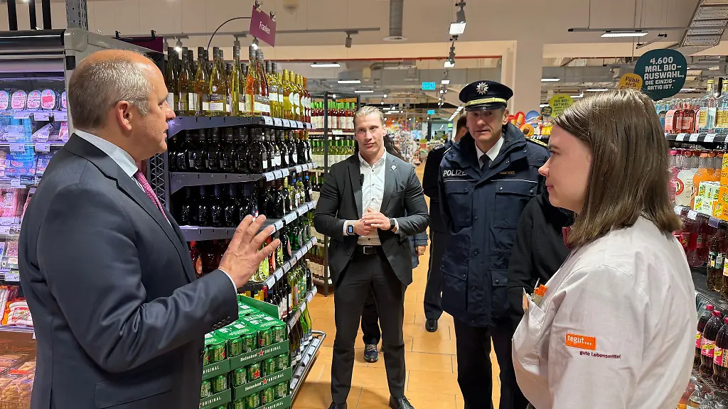 Beim-ersten-hessenweiten-Aktionstag-von-Polizei-und-Handel-gegen-Taschen-und-Ladendiebstaehle-besucht-Innenminister-Roman-Poseck-l-CDU-einen-Lebensmittelmarkt-in-Fulda-und-laesst-sich-ueber-die-Lage-vor-Ort-informieren