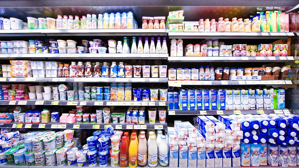 5614495-2259-Deutschland-Berlin-12-08-2008-Einkauf-in-einem-Edeka-Supermarkt-Kuehlregal