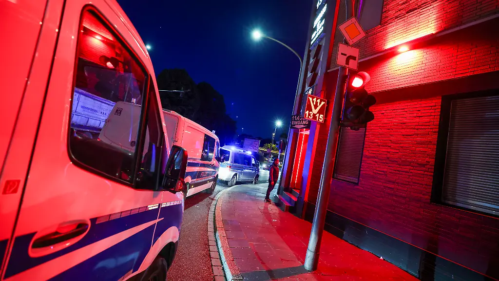 Polizeiautos-stehen-vor-einem-Bordell-im-Duisburger-Rotlichtviertel