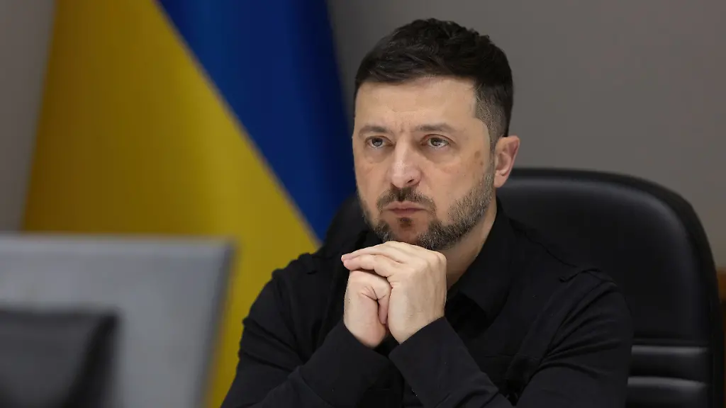 November-12-2025-Kyiv-Kiev-Oblast-Ukraine-Ukrainian-President-Volodymyr-Zelenskyy-listens-during-a-teleconference-call-with-U-S-Senators-from-the-Mariinsky-Palace-November-12-2025-in-Kiev-Ukraine