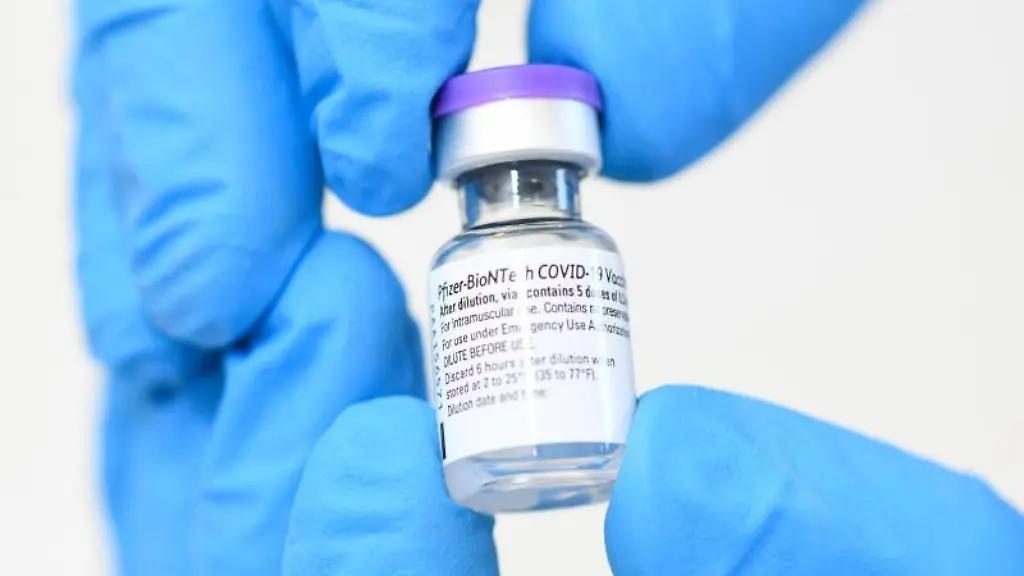 Ein-Flaeschchen-mit-dem-Impfstoff-von-Biontech-Pfizer-wird-gezeigt