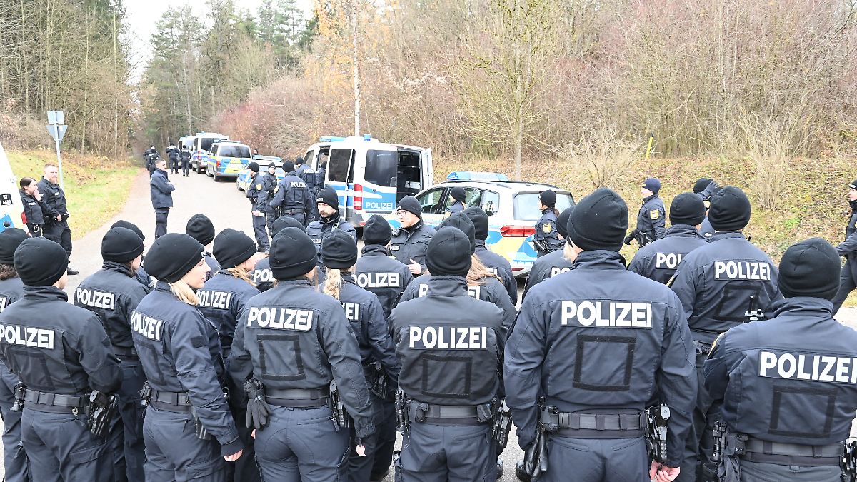 200 Beamte suchen nach Spuren: Polizei veröffentlicht Foto der Toten aus  Wald bei München - ntv.de