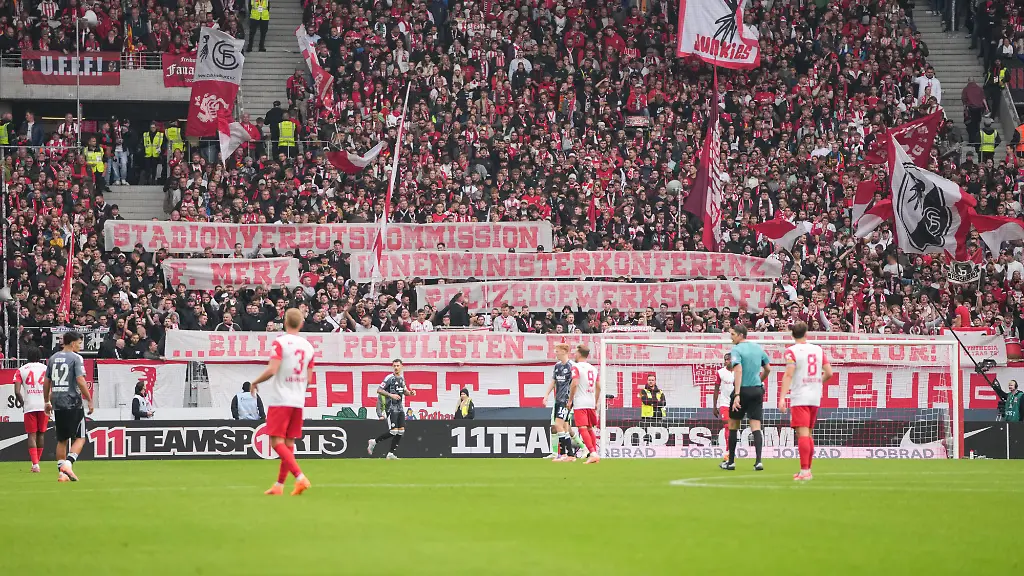 banner-of-SC-Freiburg-fans-reading-Stadionverbotskommision-F-Merz-Innenministerkonferenz-Polizeigewerkschaft-1-Bundesliga-SC-Freiburg-vs-Eintracht-Frankfurt-Europa-Park-Stadion-19-10-2025-DFB-DFL-REGULATIONS-PROHIBIT-ANY-USE-OF-PHOTOGRAPHS-AS-IMAGE-SEQUENCES-AND-OR-QUASI-VIDEO