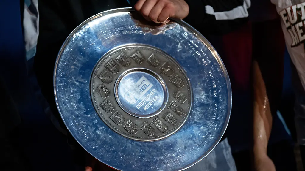 Handball-Bundesliga-Rhein-Neckar-Loewen-Fuechse-Berlin-34-Spieltag-Ankunft-der-Mannschaft-Die-Mannschaft-der-Fuechse-Berlin-feiert-die-Deutschen-Meisterschaft-am-Badeschiff-an-der-Spree-mit-dder-Meisterschale