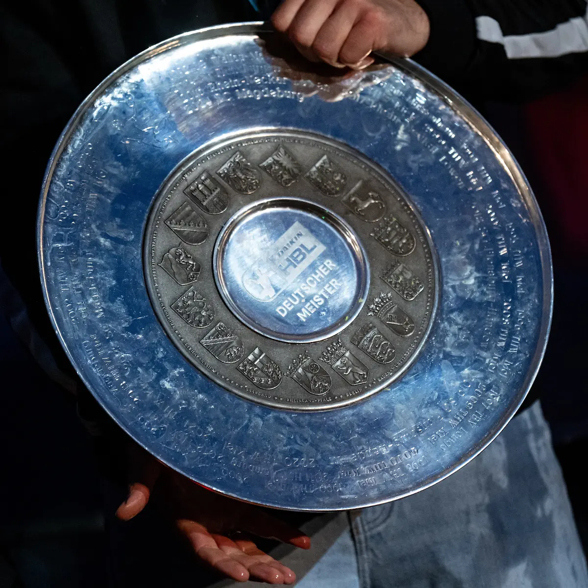 Handball-Bundesliga-Rhein-Neckar-Loewen-Fuechse-Berlin-34-Spieltag-Ankunft-der-Mannschaft-Die-Mannschaft-der-Fuechse-Berlin-feiert-die-Deutschen-Meisterschaft-am-Badeschiff-an-der-Spree-mit-dder-Meisterschale