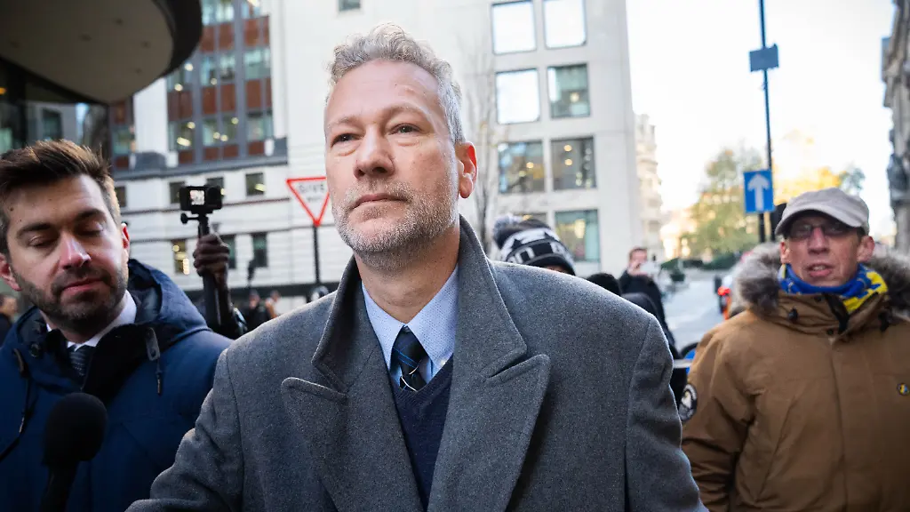 Nathan-Gill-court-case-Former-leader-of-Reform-UK-in-Wales-Nathan-Gill-centre-arrives-at-the-The-Old-Bailey-London-where-he-will-be-sentenced-after-being-found-guilty-of-eight-counts-of-bribery-on-dates-between-December-6-2018-and-July-18-2019-over-over-pro-Russian-statements-in-the-European-Parliament-Picture-date-Friday-November-21-2025