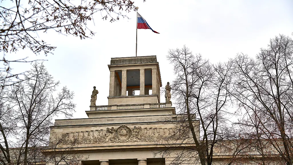 Die-russische-Flagge-weht-auf-dem-Dach-der-Russischen-Botschaft-in-Berlin