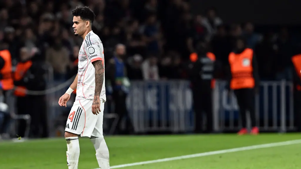 Fussball-Champions-League-Paris-Saint-Germain-Bayern-Muenchen-Vorrunde-4-Spieltag-Parc-des-Princes-Luis-Diaz-Bayern-Muenchen-geht-nach-der-Roten-Karte-vom-Platz