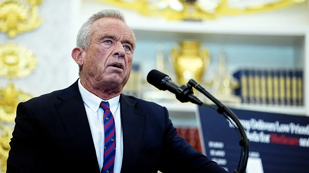 United-States-Secretary-of-Health-and-Human-Services-Robert-F-Kennedy-Jr-speaks-in-the-Oval-Office-of-the-White-House-in-Washington-DC-US-on-Thursday-Nov-6-2025-Eli-Lilly-Co-and-Novo-Nordisk-A-S-secured-deals-with-the-Trump-administration-to-slash-prices-for-their-blockbuster-weight-loss-drugs-in-exchange-for-tariff-relief-and-wider-access-for-Medicare-patients