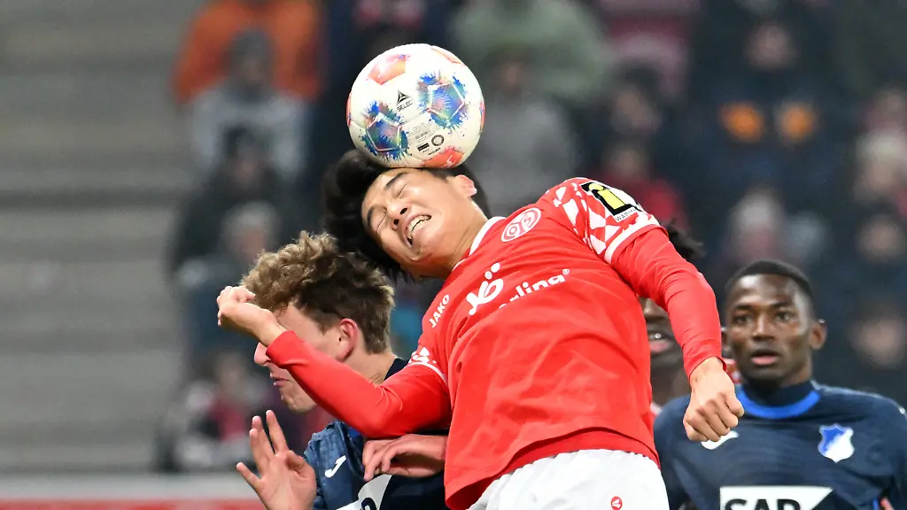 Fussball-Bundesliga-FSV-Mainz-05-TSG-1899-Hoffenheim-11-Spieltag-Mewa-Arena-Sota-Kawasaki-r-1-FSV-Mainz-05-im-Kopfballduell-mit-Wouter-Burger-l-1899-Hoffenheim-WICHTIGER-HINWEIS-Gemaess-den-Vorgaben-der-DFL-Deutsche-Fussball-Liga-bzw-des-DFB-Deutscher-Fussball-Bund-ist-es-untersagt-in-dem-Stadion-und-oder-vom-Spiel-angefertigte-Fotoaufnahmen-in-Form-von-Sequenzbildern-und-oder-videoaehnlichen-Fotostrecken-zu-verwerten-bzw-verwerten-zu-lassen