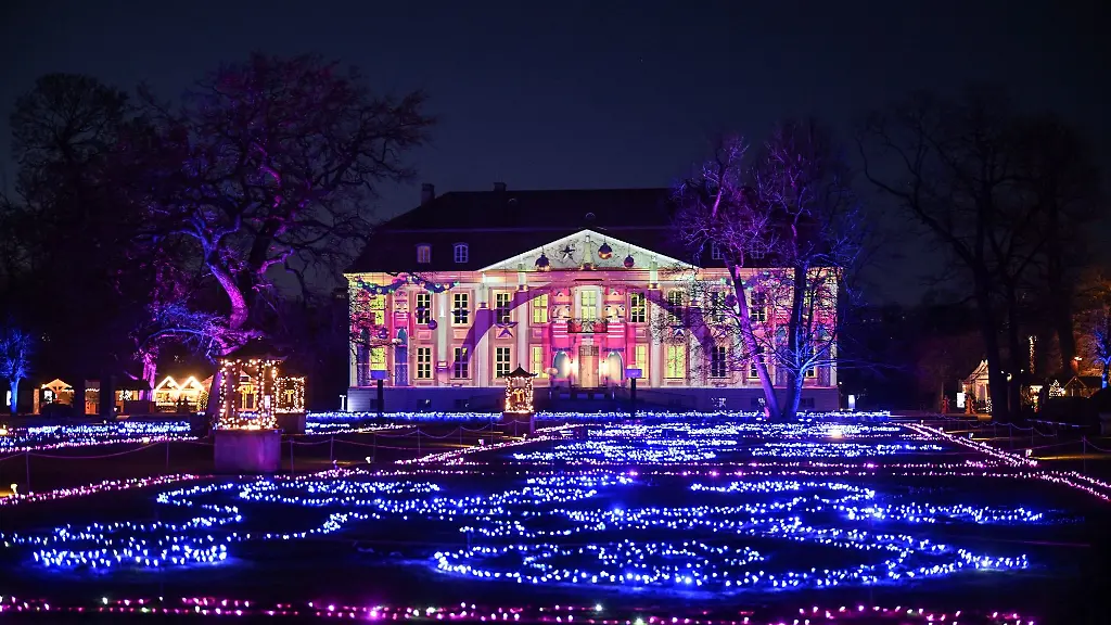 Die-Lichtinstallationen-zu-Weihnachten-im-Tierpark-in-Berlin-Lichtenberg-wurden-am-Abend-eroeffnet