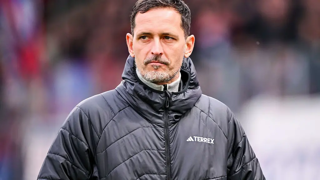 Fuer-Eintracht-Frankfurt-mit-Trainer-Dino-Toppmoeller-geht-es-zum-1-FC-Koeln