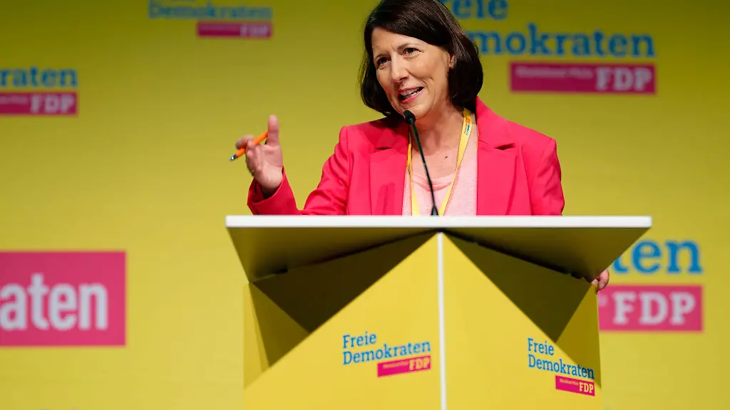 FDP-Spitzenkandidatin-Daniela-Schmitt-stellt-beim-Parteitag-das-Programm-fuer-die-Landtagswahl-vor