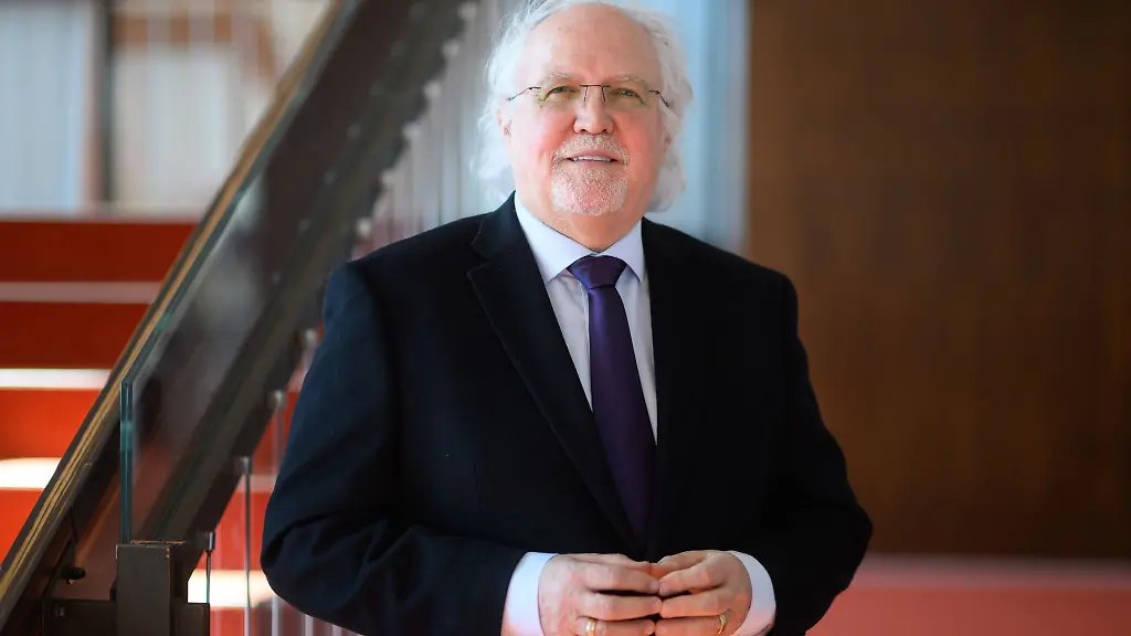 Der-Dirigent-Sir-Donald-Runnicles-hat-am-Samstag-sein-offizielles-Antrittskonzert-als-Chefdirigent-der-Dresdner-Philharmonie