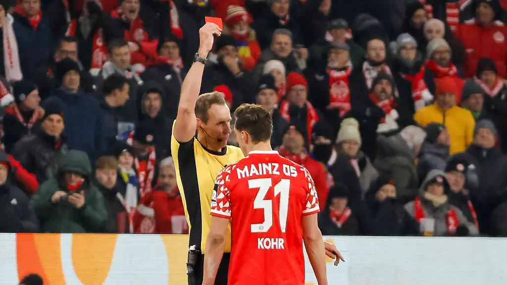 Dominik-Kohr-1-FSV-Mainz-31-bekommt-die-rote-Karte-von-Schiedsrichter-Sascha-Stegemann-Deutschland-Fussball-1-Bundesliga-11-Spieltag-2025-2026-1-FSV-Mainz-vs-TSG-1899-Hoffenheim-21-11