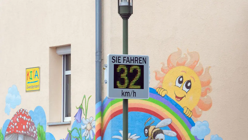 Eine-Forderung-des-ADAC-betrifft-mehr-Tempo-30-Zonen-vor-Kindergaerten-und-Schulen