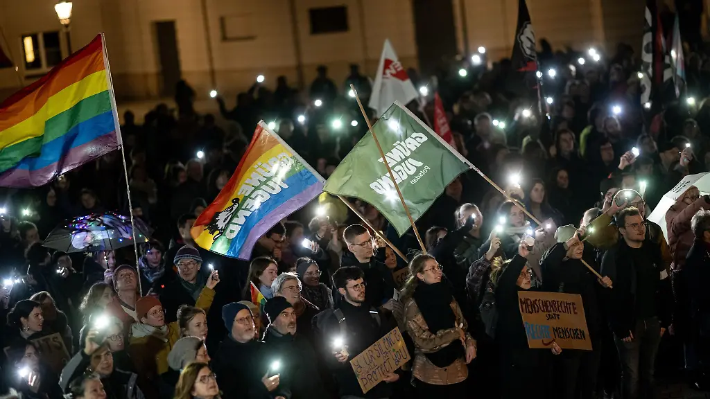 Bereits-vor-einem-Jahr-demonstrierten-einige-Hundert-Menschen-in-Potsdam-gegen-rechts-Ausloeser-war-das-Schlagzeilen-machende-Treffen-rechter-und-rechtsradikaler-Kreise-in-einer-Villa-in-der-Stadt-am-25-November-2023