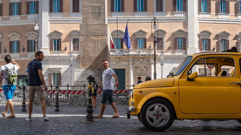 Italien-Frontansicht-des-Palazzo-Montecitorios-in-Rom-der-Abgeordnetenkammer-des-italienischen-Parlaments-Aufnahmedatum-03-Juli-2021