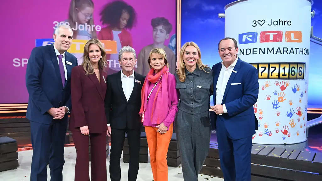 v-l-Stephan-SCHMITTER-Chief-Content-Officer-von-RTL-Mareile-HOEPPNER-Moderatorin-Peter-Maffay-Saenger-Musiker-Uschi-GGLAS-Schauspielerin-Inga-LESCHEK-Chief-Content-Officer-RTL-Deutschland-Wolfram-KONS-Moderator-praesentieren-die-Spendensumme-23-077-166-Euro-30-RTL-Spendenmarathon-Wir-helfen-Kindern-Fernsehen-20-21-11
