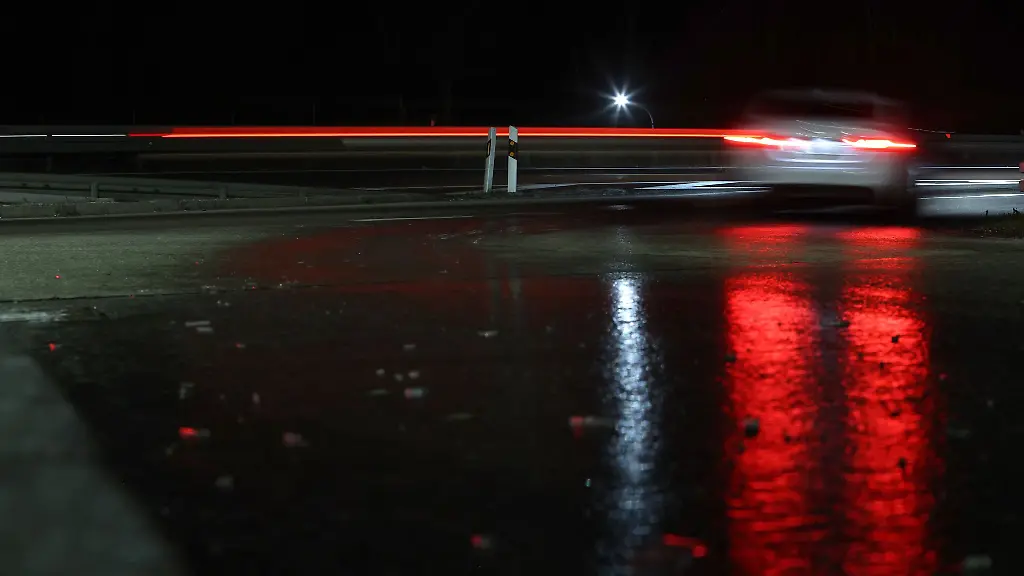 Wer-in-den-kommenden-Tagen-auf-Bayerns-Strassen-unterwegs-ist-sollte-sich-vor-Glaette-in-Acht-nehmen