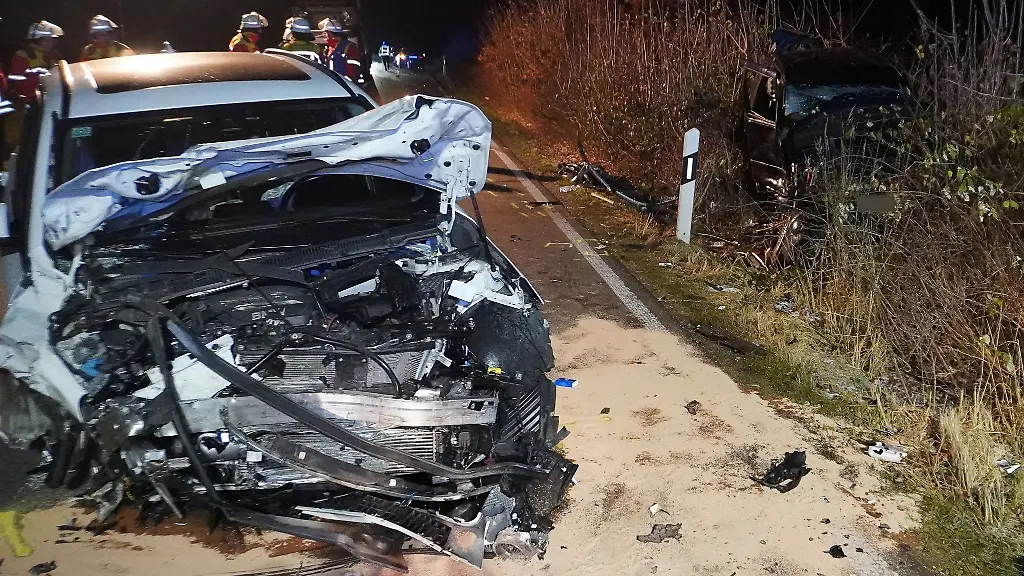 Vier-Menschen-werden-nach-dem-Unfall-in-ein-Krankenhaus-gebracht