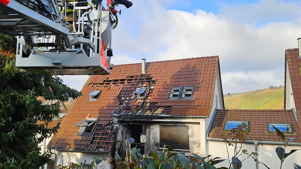 Die-Feurwehr-hat-einen-Brand-in-Stuttgart-Hedelfingen-geloescht