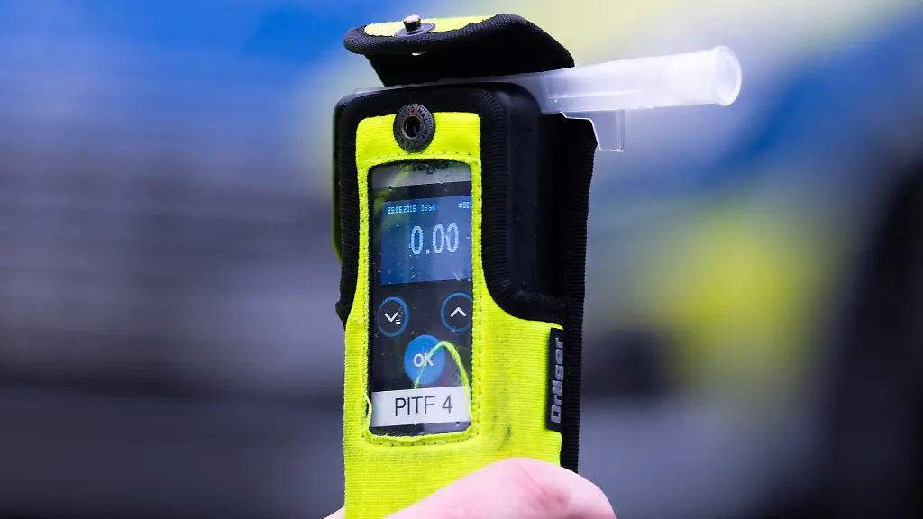 Bei-einem-Alkoholtest-am-fruehen-Morgen-misst-die-Polizei-in-Emden-bei-einem-Autofahrer-fast-dreieinhalb-Promille