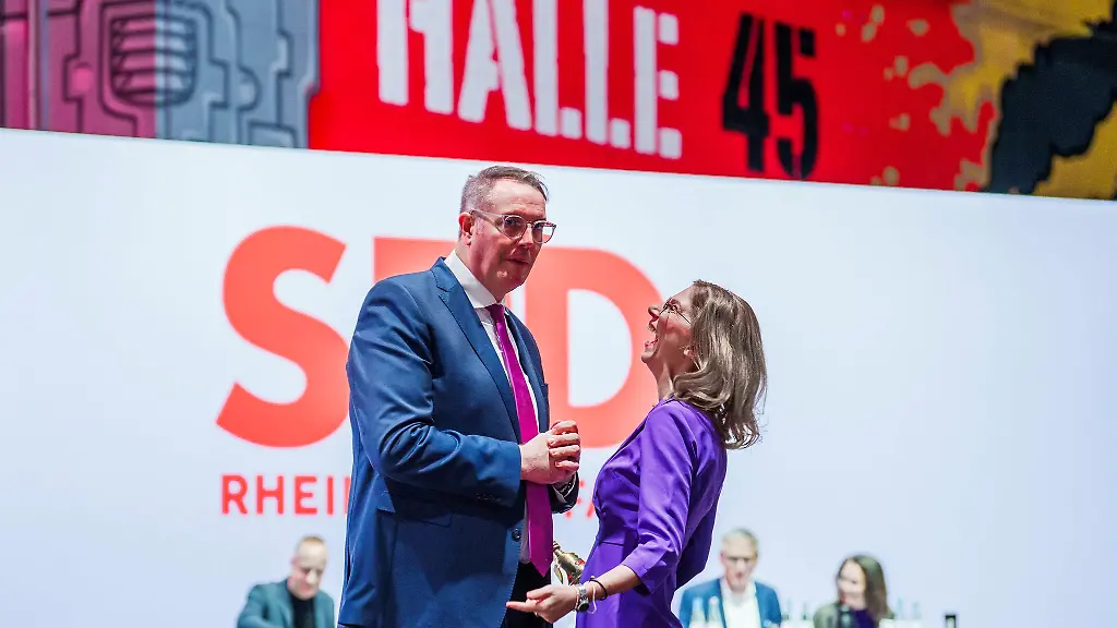 Ministerpraesident-Alexander-Schweitzer-und-Parteichefin-Sabine-Baetzing-Lichtenthaeler-wollen-die-SPD-in-den-Wahlkampf-fuehren