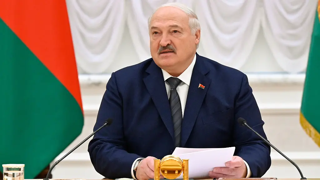 DIESES-FOTO-WIRD-VON-DER-RUSSISCHEN-STAATSAGENTUR-TASS-ZUR-VERFUeGUNG-GESTELLT-BELARUS-MINSK-SEPTEMBER-30-2025-Belarus-President-Alexander-Lukashenko-meets-with-members-of-the-Eurasian-Intergovernmental-Council-at-the-Palace-of-Independence