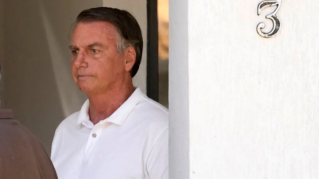 Former-President-Jair-Bolsonaro-awaits-the-arrival-of-Sao-Paulo-Gov-Tarcisio-de-Freitas-at-his-home-where-he-is-under-house-arrest-in-Brasilia-Brazil-Monday-Sept-29-2025