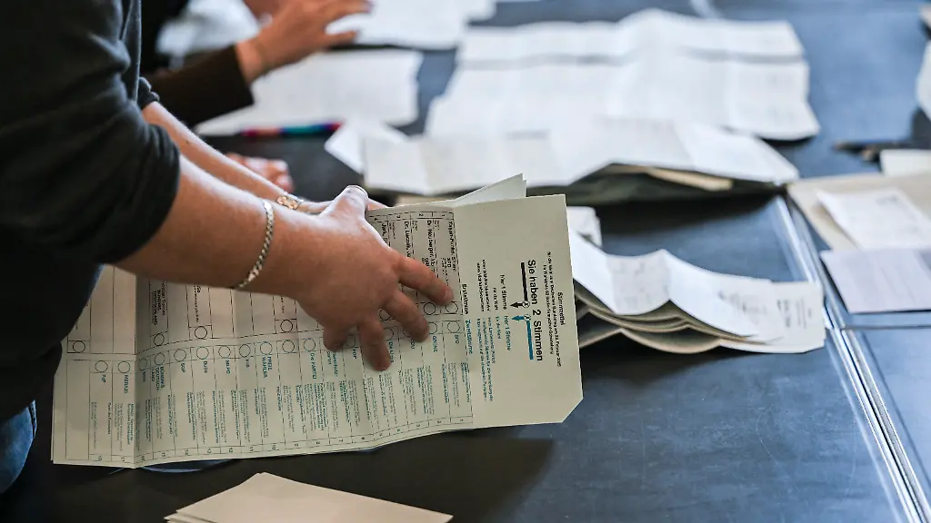 Stimmzettel-der-Bundestagswahl-2025-werden-bei-der-oeffentlichen-Nachzaehlung-von-drei-Wahlbezirken-im-Rathaus-Schoeneberg-im-Bezirk-Tempelhof-Schoeneberg-neu-ausgezaehlt-Dort-war-das-Rennen-bei-den-Erststimmen-besonders-eng